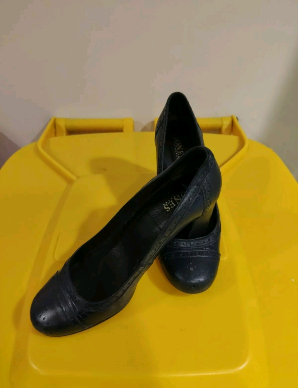 jones bootmaker court shoes